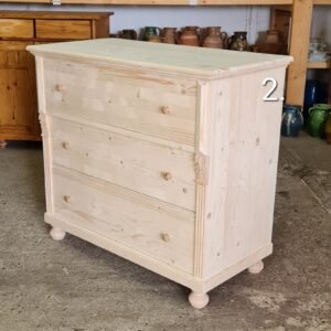 B. Raktáron Komód 3fiókos, díszes 100x50x90cm - új készítésű